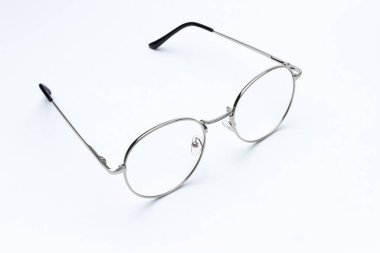 Beyaz arkaplanda gözlük