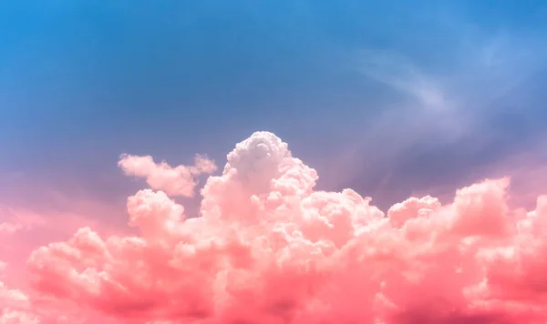 Couleur Rose Rouge Sur Les Nuages Blancs Avec Ciel Bleu — Photo