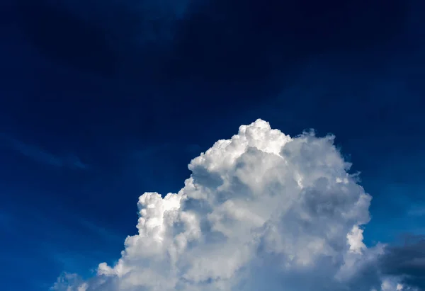 深蓝色天空中的大白云 — 图库照片