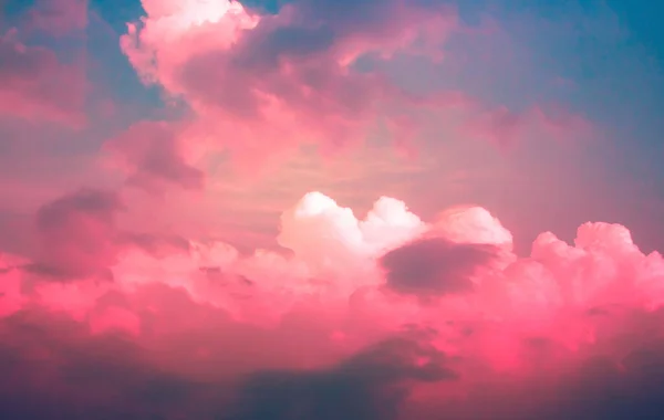 Leuchtend Rot Rosa Neonlicht Auf Wolken Mit Dunkelblauem Himmel — Stockfoto