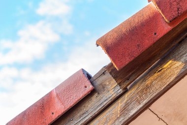 Çatı kiremit hasarı onarılmayı bekliyor