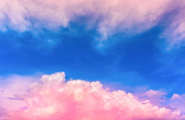 Luce Rosa Viola Nuvoloso Nel Cielo Blu Intenso — Foto Stock