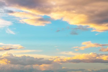 yumuşak sarı ışık açık mavi gökyüzünde kabarık bulutlarla