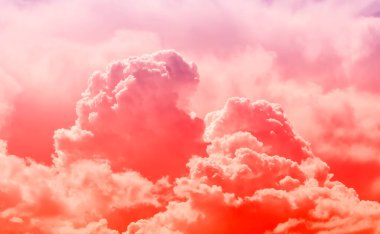 parlak ışık ile kabarık bulutlar üzerinde kırmızı renk