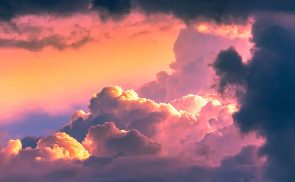 Orange Und Rosa Farbe Trübe Flauschige Wolken Der Dämmerung Himmel — Stockfoto