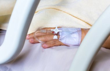 Tedavi için vücuda serum fizyolojik verin.