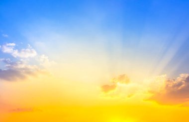 turuncu güneş ışığı ve mavi gökyüzünde mavi gökyüzü