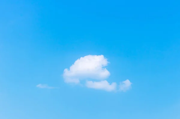 Einsame Weiche Weiße Wolken Blauen Himmel — Stockfoto