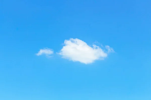 Nuvens Brilhantes Únicas Céu Azul Com Espaço Cópia — Fotografia de Stock