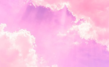 Pembe gökyüzünde yumuşak bulutlu güneş ışığı