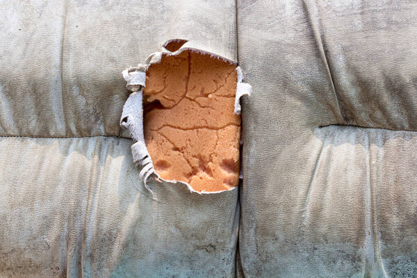 Старый искусственный кожаный диван
