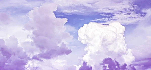 Colore Viola Nuvole Luminose Nel Cielo Blu Fioco — Foto Stock