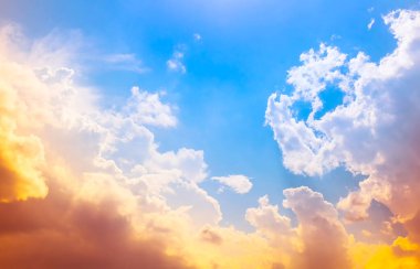 Harika bir gökyüzü, açık mavi gökyüzü ve bulutlarda turuncu sarı renkli