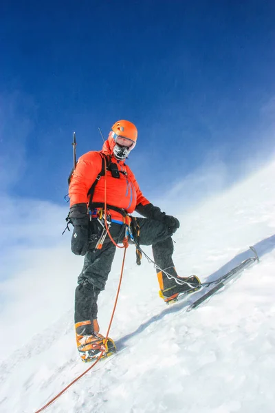 Wspinaczka Podczas Wspinaczki Górę Elbrus Zimie Wschodni Szczyt — Zdjęcie stockowe