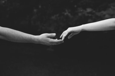 İki elini de siyah zemine koy, sanat eserlerindeki gibi.