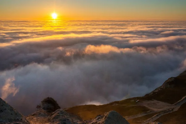 Çok güzel bir doğa olayı. Sisin içinde bir gün batımı.