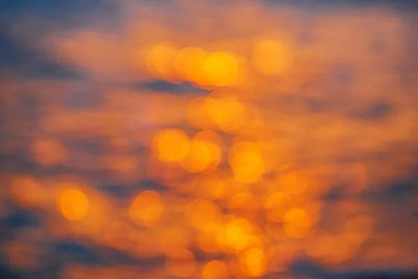 Köpüklü güzel dalgalar, denizin batan güneşiyle aydınlanıyor. Gün batımında dalgalı deniz yüzeyinin dokusu.