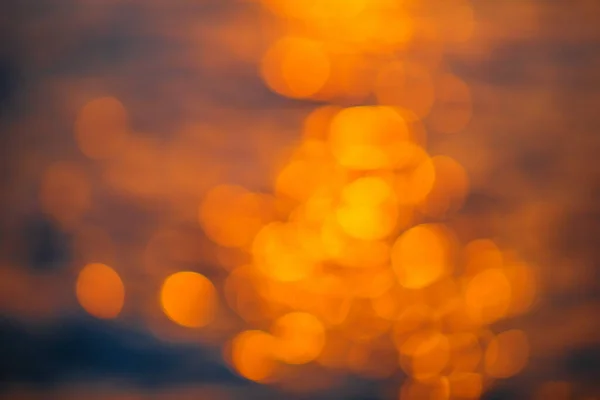 Köpüklü güzel dalgalar, denizin batan güneşiyle aydınlanıyor. Gün batımında dalgalı deniz yüzeyinin dokusu.