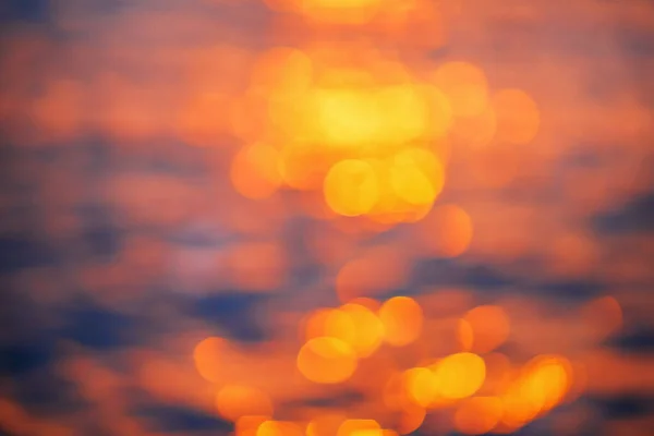 Köpüklü güzel dalgalar, denizin batan güneşiyle aydınlanıyor. Gün batımında dalgalı deniz yüzeyinin dokusu.