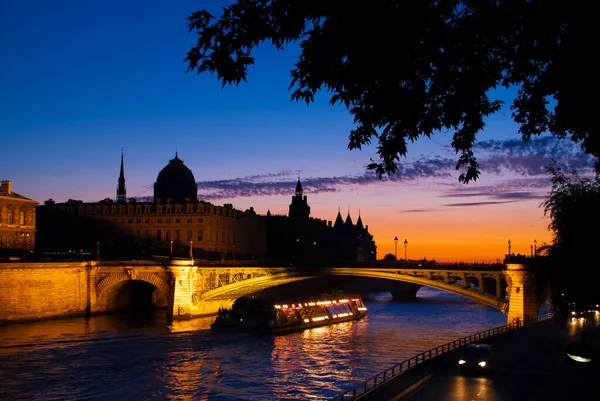 Gece Paris 'te. Sen Nehri 'nin üzerindeki köprü, Hristiyan siluetleri.