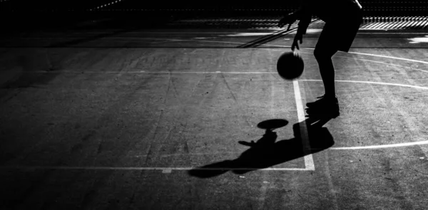 Silhouette Uomo Che Prepara Tiro Libero Una Partita Basket Concentrazione — Foto Stock