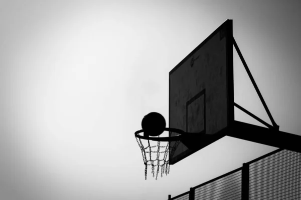 在街头篮球比赛中得分 W复制空间 — 图库照片