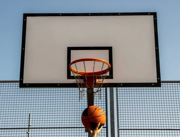 Muž Skóruje Basketbalovém Hřišti Ulici Basketbalového Hřiště Modrým Nebem Pozadí — Stock fotografie