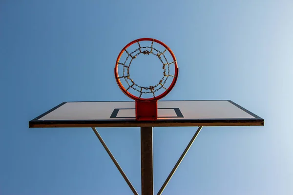 Basketbalový Ring Modrým Nebem Pozadí Ulici Basketbalového Hřiště Zobrazení Dolů — Stock fotografie