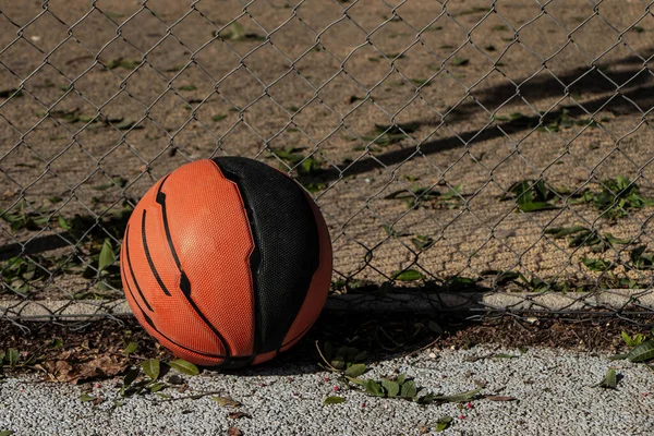 Baloncesto Una Cancha Baloncesto Día Soleado Copiar Espacio — Foto de Stock