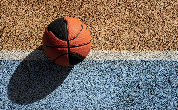 Basketbal Modré Žluté Pouliční Hřiště Slunečného Dne Horní Pohled Kopírovat — Stock fotografie