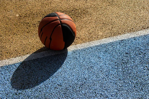 Balón Baloncesto Una Cancha Callejera Azul Amarilla Día Soleado Copiar — Foto de Stock