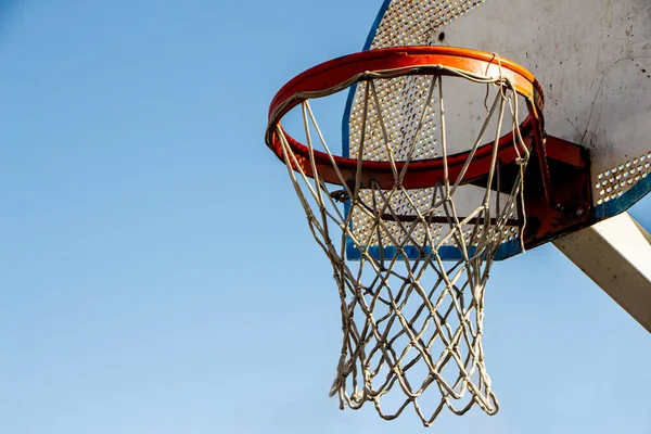Ročník Basketbalové Hřiště Ulici Kurty Modrým Nebem Pozadí Dolů Selektivní — Stock fotografie