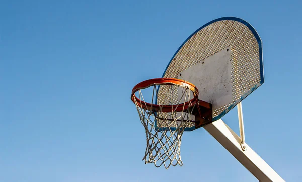 Ročník Basketbalové Hřiště Ulici Kurty Modrým Nebem Pozadí Dolů Selektivní — Stock fotografie