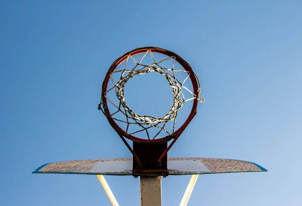 Sortija Baloncesto Vintage Una Cancha Callejera Con Fondo Azul Cielo — Foto de Stock