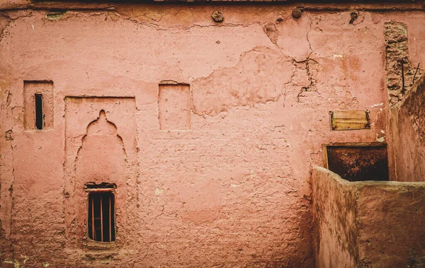 Φθαρμένος Και Βρώμικος Ροζ Ώχρα Ζωγραφισμένος Τοίχος Adobe Στη Medina Φωτογραφία Αρχείου