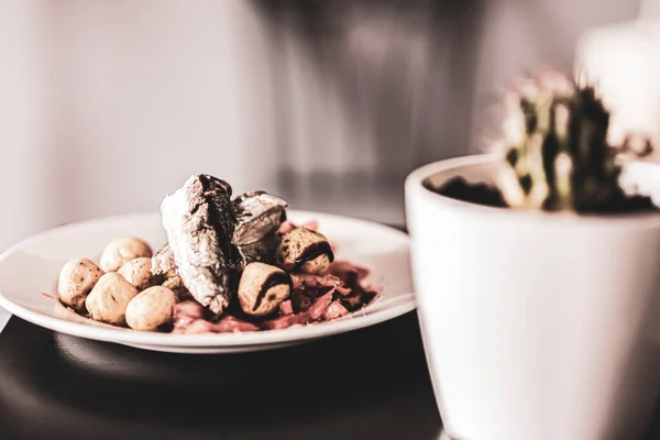 Yemek tabağı, patates ve kaktüs ile balık salatası süsleme için, seçici odaklanma