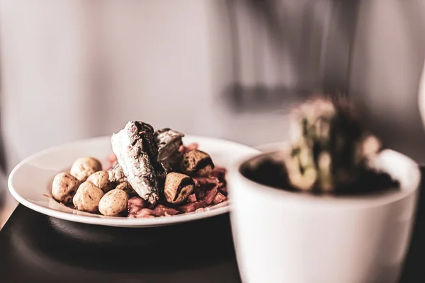 Balık salatası. Küçük patatesli sardalya, domates, havuç, sos: Seçici odaklanma