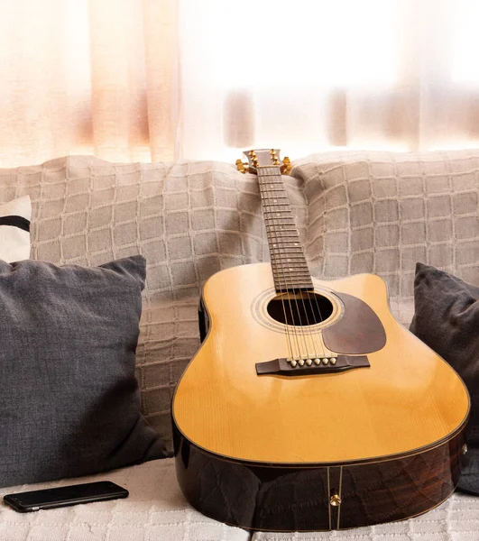 Акустична Гітара Мобільний Телефон Дивані Білий Опушений Фон Вибірковий Фокус — стокове фото
