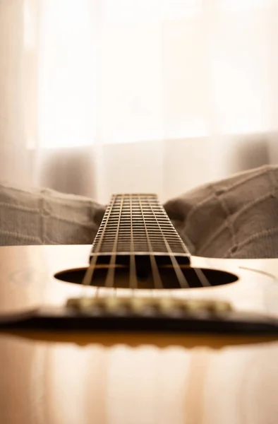 Gitar yakın çekim görüntüsü. Aşırı açığa çıkmış arka plan. Seçici odak.