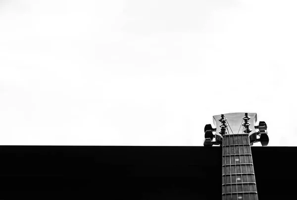 Guitarra Numa Janela Fundo Branco Sobreexposto Foco Seletivo Espaço Cópia — Fotografia de Stock