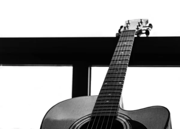 Gitarr Ett Fönster Överexponerad Vit Bakgrund Selektivt Fokus Kopiera Utrymme — Stockfoto