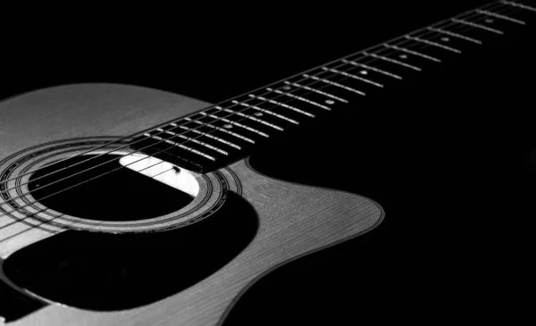 Visão Close Guitarra Acústica Com Fundo Preto Foco Seletivo — Fotografia de Stock