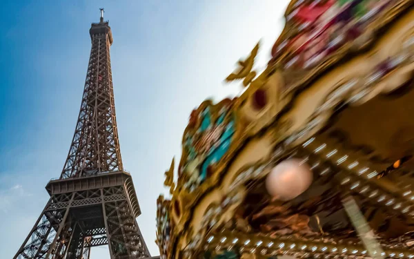 Eiffelturm Blauer Himmel Hintergrund Bewegtes Karussell Vordergrund — Stockfoto