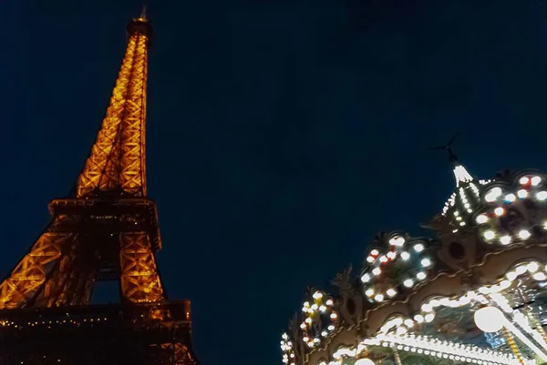 Illuminierter Eiffelturm Der Nacht Bewegtes Karussell Vordergrund — Stockfoto