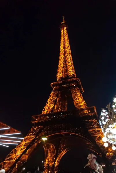 Illuminierter Eiffelturm Der Nacht Bewegtes Karussell Vordergrund — Stockfoto