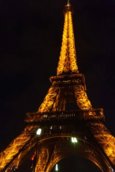 Eiffelturm Bei Nacht Mit Beleuchtung Mit Künstlerischer Wirkung Des Bewegten — Stockfoto