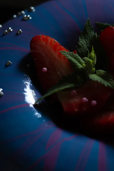 Blauer Kuchen Mit Roten Erdbeeren Und Grünen Blättern — Stockfoto
