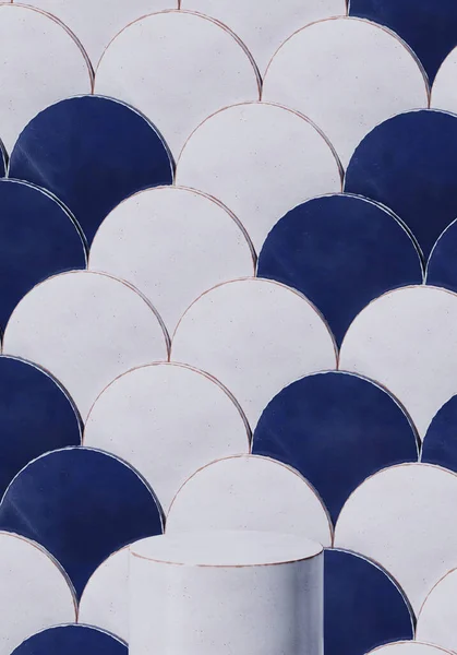 Markalaştırma için soyut arka plan ve minimum sunum. Beyaz ve mavi Fas balık pulları üzerine seramik podyum. 3d resimleme.