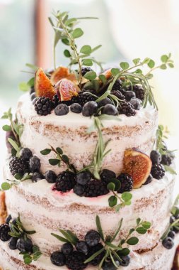 Çilekli düğün pastası.