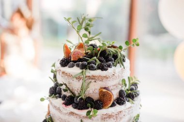 Çilekli düğün pastası.